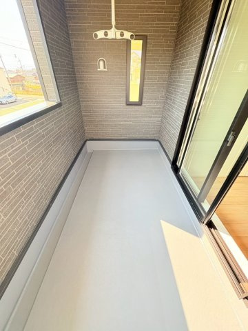 小中学校徒歩15分圏内で安心通学　大久保町谷八木　全4棟　3号棟のバルコニー