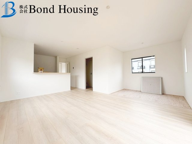 小中学校徒歩15分圏内で安心通学　大久保町谷八木　全4棟　3号棟の居間・リビング