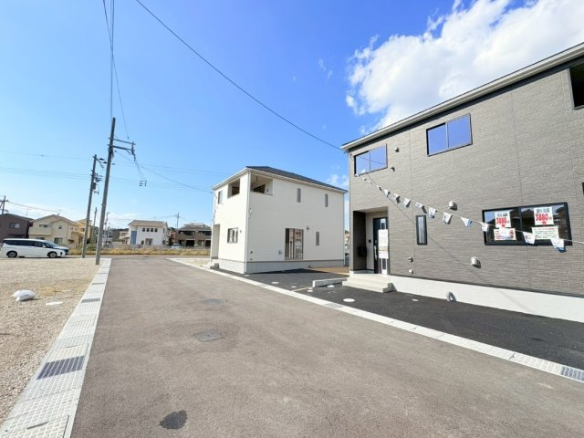 小中学校徒歩15分圏内で安心通学　大久保町谷八木　全4棟　3号棟の前面道路含む現地写真