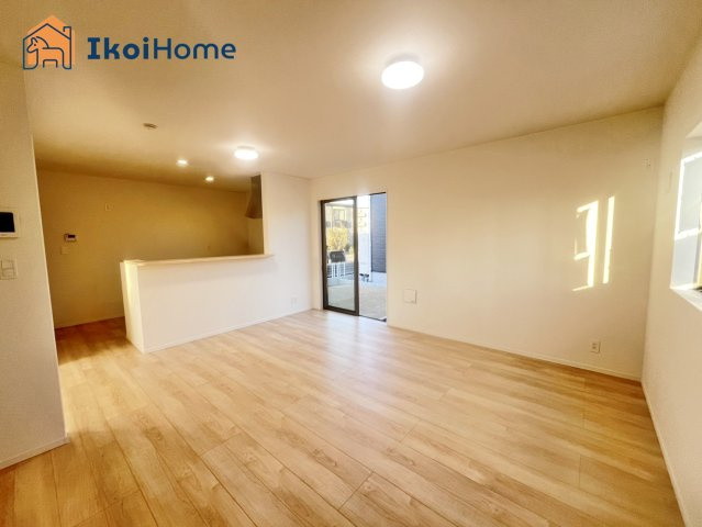 明石市大久保町谷八木第6　2号棟　の居間・リビング|【ホームページに現地動画掲載中】●年中無休：当日予約可●LDK15.8帖になります。2面採光で明るいです。