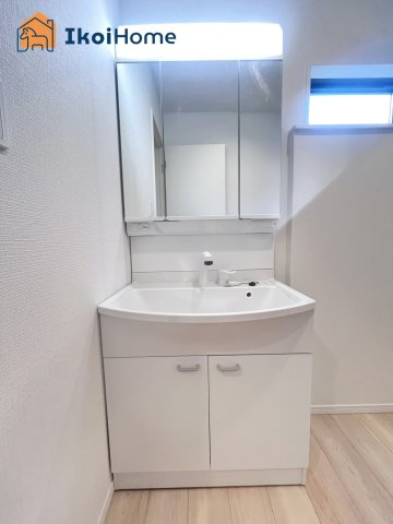 明石市大久保町谷八木第6　2号棟　の洗面所|【ホームページに現地動画掲載中】●年中無休：当日予約可●畳２枚分の一般的な洗面室。小窓もあります！