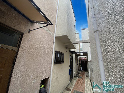 紫野雲林院町 中古テラスの前面道路含む現地写真