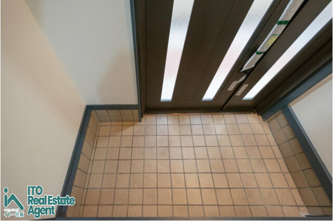 紫野雲林院町 中古テラスの玄関