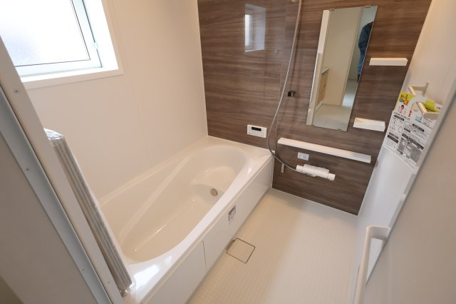 《仲介手数料無料》上尾市原市北１丁目9-12(全1戸)新築一戸建てブルーミングガーデンの浴室|撮影日 2025年11月16日 15:15 晴れ