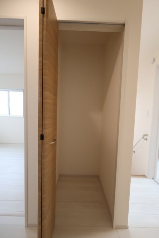 《仲介手数料無料》上尾市原市北１丁目9-12(全1戸)新築一戸建てブルーミングガーデンの収納|撮影日 2025年11月16日 15:15 晴れ