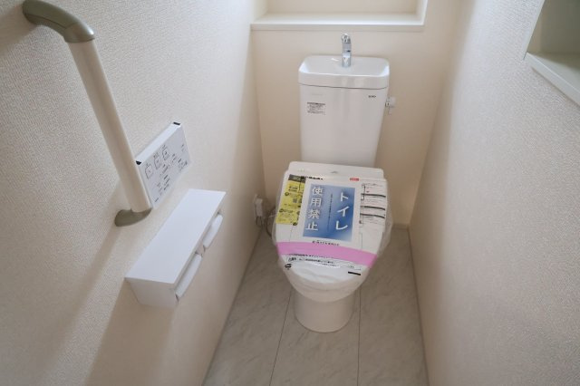 《仲介手数料無料》上尾市原市北１丁目9-12(全1戸)新築一戸建てブルーミングガーデンのトイレ|撮影日 2025年11月16日 15:15 晴れ