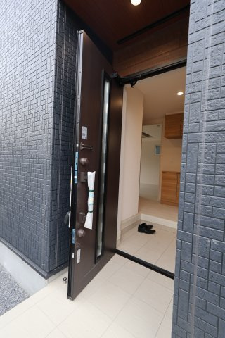 《仲介手数料無料》上尾市原市北１丁目9-12(全1戸)新築一戸建てブルーミングガーデンの玄関|撮影日 2025年11月16日 15:15 晴れ