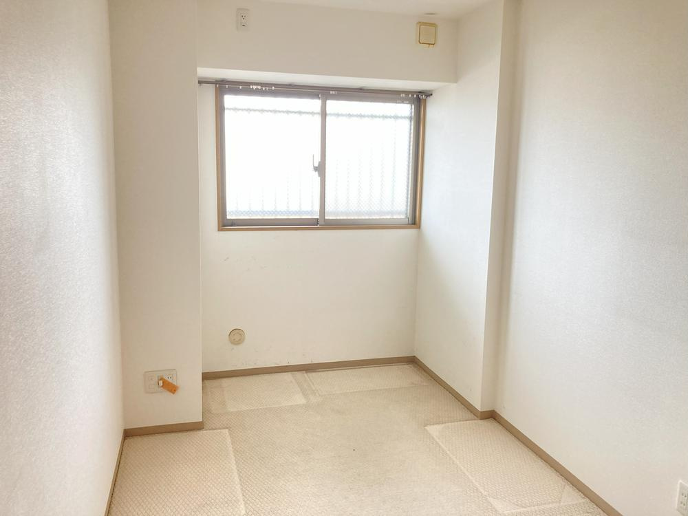 グランコート守口の洋室|洋室5.3帖
■物件内覧・資金計画相談・住宅ローン相談、リフォーム相談、お問合せ受付中■
※当日・翌日のご内覧、ご相談はお電話でのお問合せがスムーズです！