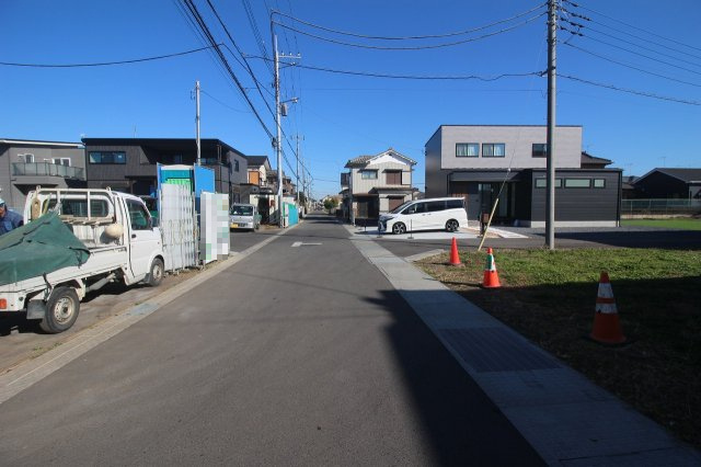小山市平和の前面道路含む現地写真|北東側道路（2025年11月撮影）