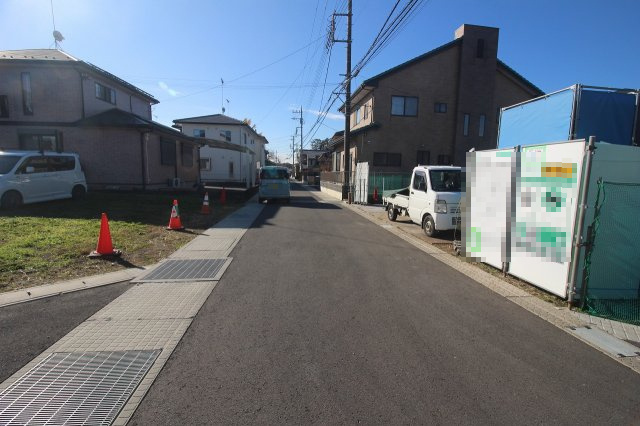 小山市平和の前面道路含む現地写真|北東側道路（2025年11月撮影）