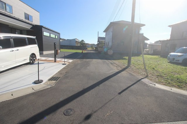 小山市平和の前面道路含む現地写真|北西側道路（2025年11月撮影）