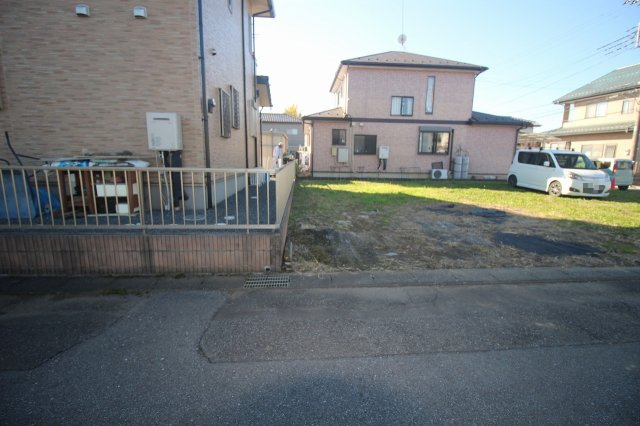 小山市平和の外観|南西側との境界部分（2025年11月撮影）