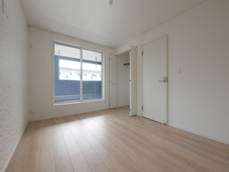 【洋室】 | 甲斐市竜王 新築戸建 全2棟1号棟 三方角地 オール電化 | 2階東側洋室6帖　バルコニーへのアクセス可能