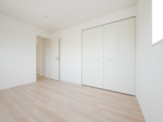 【洋室】 | 甲斐市竜王 新築戸建 全2棟1号棟 三方角地 オール電化 | 2階洋室6帖西側