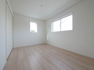 【洋室】 | 甲斐市竜王 新築戸建 全2棟1号棟 三方角地 オール電化 | 2階洋室6帖西側