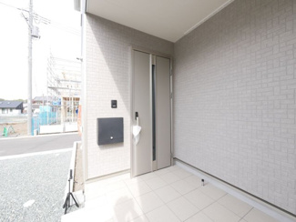 【玄関】 | 甲斐市竜王 新築戸建 全2棟1号棟 三方角地 オール電化 | 庇付き玄関で雨の日も安心です。