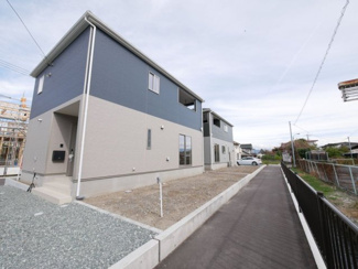 【外観】 | 甲斐市竜王 新築戸建 全2棟1号棟 三方角地 オール電化 | 周囲と調和しつつも個性が光るシンプルモダンな外観です。