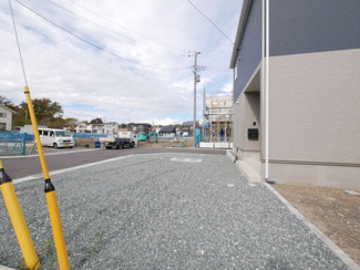 【駐車場】 | 甲斐市竜王 新築戸建 全2棟1号棟 三方角地 オール電化 | 駐車場　3～4台駐車可能