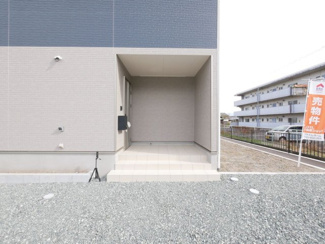 【玄関】 | 甲斐市竜王 新築戸建 全2棟1号棟 三方角地 オール電化 | 広々ポーチと庇が特徴的な玄関