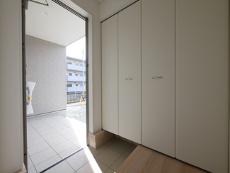 【玄関】 | 甲斐市竜王 新築戸建 全2棟1号棟 三方角地 オール電化 | 大型収納付きの玄関