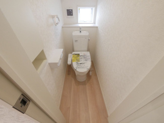 【トイレ】 | 甲斐市竜王 新築戸建 全2棟1号棟 三方角地 オール電化 | ウォシュレット付きトイレ