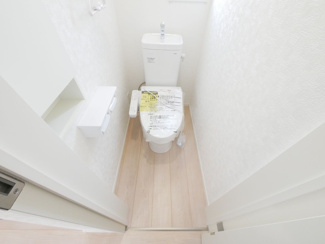 【トイレ】 | 甲斐市竜王 新築戸建 全2棟1号棟 三方角地 オール電化 | ウォシュレット・手すり・物入付きのトイレ