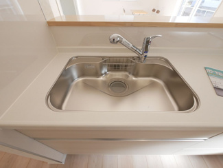 【キッチン】 | 甲斐市竜王 新築戸建 全2棟1号棟 三方角地 オール電化 | 浄水器一体型水栓付きステンレスシンク