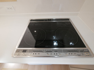 【キッチン】 | 甲斐市竜王 新築戸建 全2棟1号棟 三方角地 オール電化 | IHクッキングヒーター