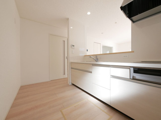 【キッチン】 | 甲斐市竜王 新築戸建 全2棟1号棟 三方角地 オール電化 | 吊戸棚レスで明るいオープンタイプカウンターキッチン