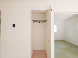 【居間・リビング】 | 甲斐市竜王 新築戸建 全2棟1号棟 三方角地 オール電化 | リビング収納