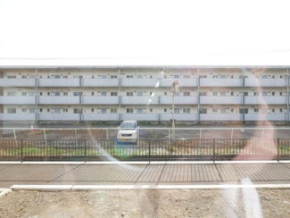 【展望】 | 甲斐市竜王 新築戸建 全2棟1号棟 三方角地 オール電化 | リビングより南側を望む