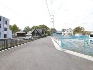 【周辺】 | 甲斐市竜王 新築戸建 全2棟1号棟 三方角地 オール電化 | 分譲地へのアクセス道路