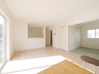 【居間・リビング】 | 甲斐市竜王 新築戸建 全2棟1号棟 三方角地 オール電化 | ご家族の集まる明るく、温かいリビングは16帖