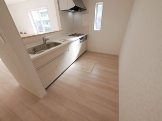 【キッチン】 | 甲斐市竜王 新築戸建 全2棟1号棟 三方角地 オール電化 | 背面スペースもしっかりと確保され、窓付きで明るいキッチンスペース