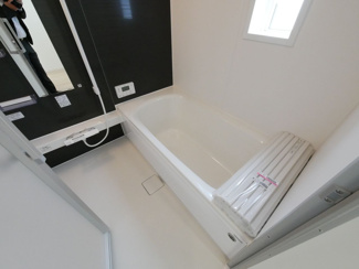 【浴室】 | 甲斐市竜王 新築戸建 全2棟1号棟 三方角地 オール電化 | 1坪サイズの広々バスルーム　浴室換気乾燥機付き