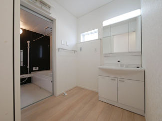 【独立洗面台】 | 甲斐市竜王 新築戸建 全2棟1号棟 三方角地 オール電化 | 風通しの良い洗面室