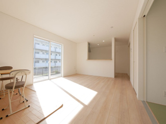 【居間・リビング】 | 甲斐市竜王 新築戸建 全2棟1号棟 三方角地 オール電化 | 16帖の南に面した明るいリビング