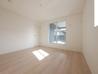 【洋室】 | 甲斐市竜王 新築戸建 全2棟1号棟 三方角地 オール電化 | 2階洋室8帖　3帖の納戸付き