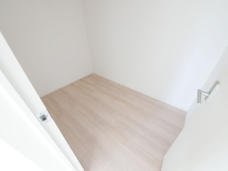 【収納】 | 甲斐市竜王 新築戸建 全2棟1号棟 三方角地 オール電化 | 2階洋室8帖付の3帖の納戸