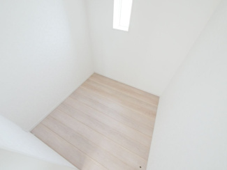 【洋室】 | 甲斐市竜王 新築オール電化戸建 全2棟2号棟 南道路 書斎付 | 2階洋室7.5帖のテレワークルーム