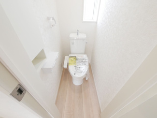 【トイレ】 | 甲斐市竜王 新築オール電化戸建 全2棟2号棟 南道路 書斎付 | ウォシュレット付きトイレ