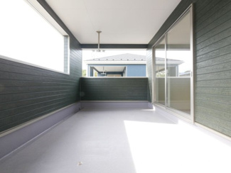 【バルコニー】 | 甲斐市竜王 新築オール電化戸建 全2棟2号棟 南道路 書斎付 | 広々屋根付きのインナーバルコニー