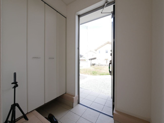 【玄関】 | 甲斐市竜王 新築オール電化戸建 全2棟2号棟 南道路 書斎付 | 大型収納付き玄関