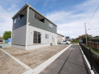 【外観】 | 甲斐市竜王 新築オール電化戸建 全2棟2号棟 南道路 書斎付 | 建物南側　約2.3ｍ幅の通路あり