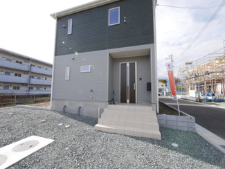 【外観】 | 甲斐市竜王 新築オール電化戸建 全2棟2号棟 南道路 書斎付 | 建物東側より撮影　建物完成済みの為、随時ご見学可能です。