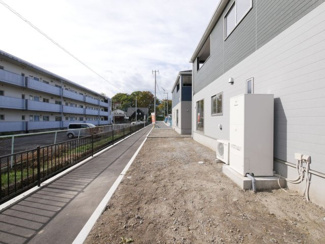 【庭】 | 甲斐市竜王 新築オール電化戸建 全2棟2号棟 南道路 書斎付 | 広々として、日当たりの良いお庭付き