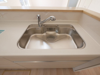 【キッチン】 | 甲斐市竜王 新築オール電化戸建 全2棟2号棟 南道路 書斎付 | 熱に強いステンレスシンク　浄水器一体型水栓付き　（別現場の同仕様・同間取りの写真）
