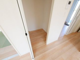 【居間・リビング】 | 甲斐市竜王 新築オール電化戸建 全2棟2号棟 南道路 書斎付 | スッキリとしたリビングに重宝するファミリークローク