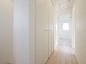 【収納】 | 甲斐市竜王 新築オール電化戸建 全2棟2号棟 南道路 書斎付 | 2階廊下　廊下収納アリ