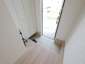 【玄関】 | 甲斐市竜王 新築オール電化戸建 全2棟2号棟 南道路 書斎付 | 玄関
